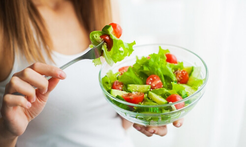 B12 Vitamini Vegan ve Vejetaryenler İçin Neden Kritik? Eksikliği Önleme ve Takviye Rehberi